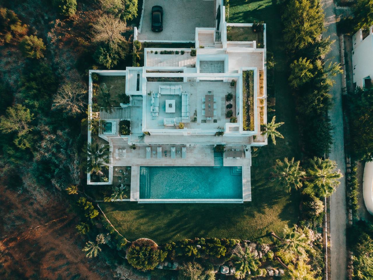 Vista aérea de uma villa moderna com piscina no Algarve